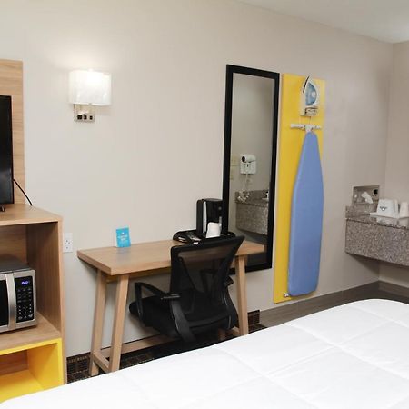 Days Inn By Wyndham Forest Ngoại thất bức ảnh