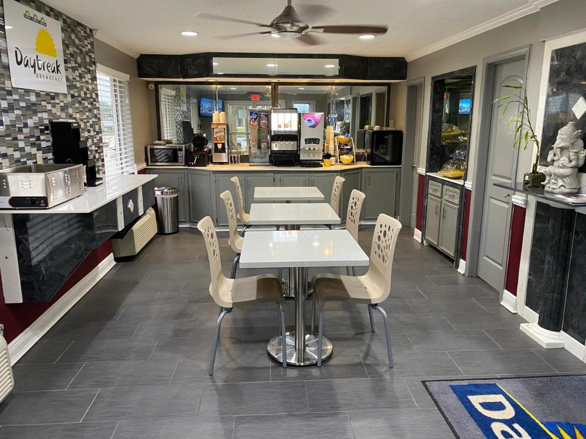 Days Inn By Wyndham Forest Ngoại thất bức ảnh