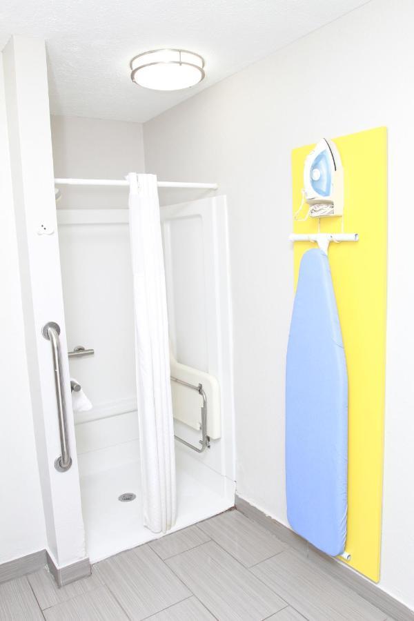 Days Inn By Wyndham Forest Ngoại thất bức ảnh