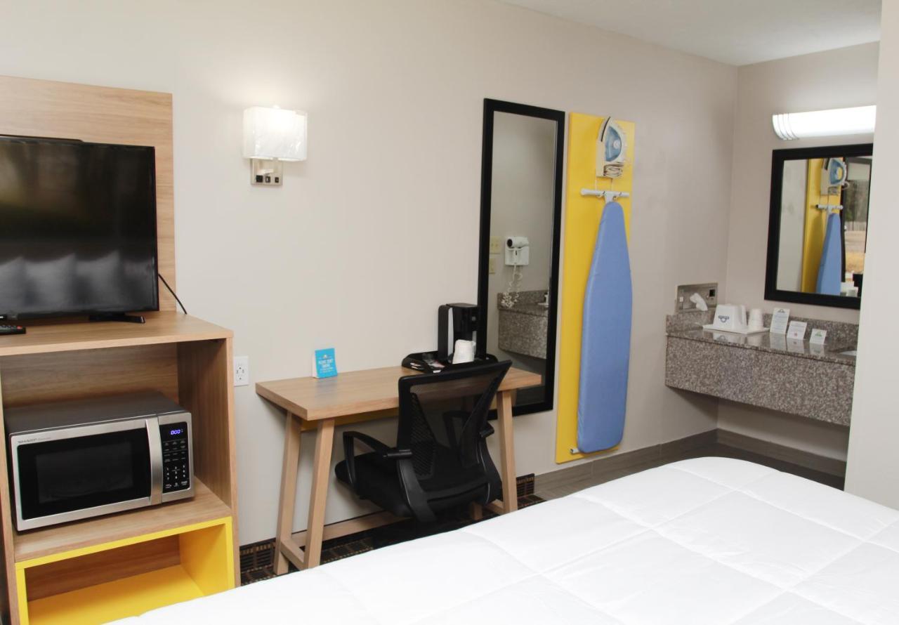 Days Inn By Wyndham Forest Ngoại thất bức ảnh