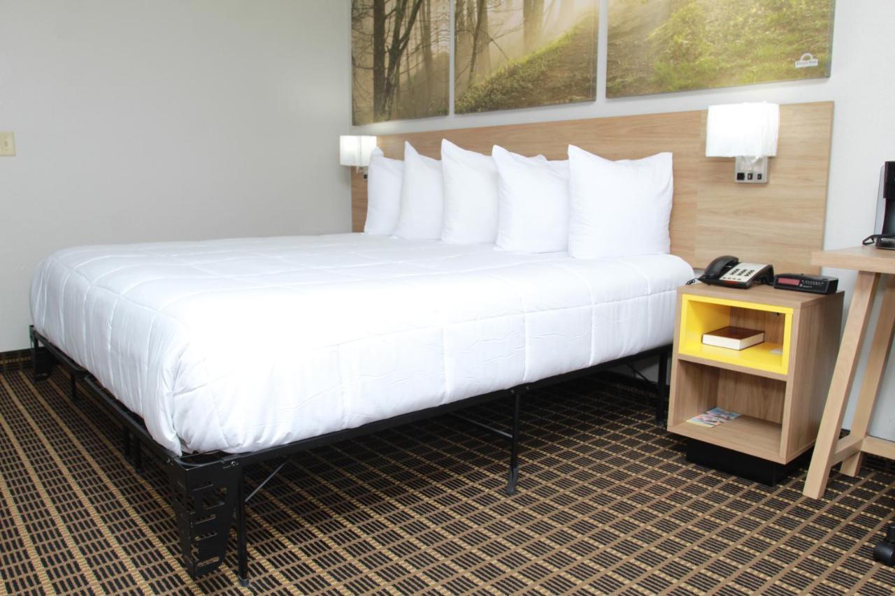 Days Inn By Wyndham Forest Ngoại thất bức ảnh