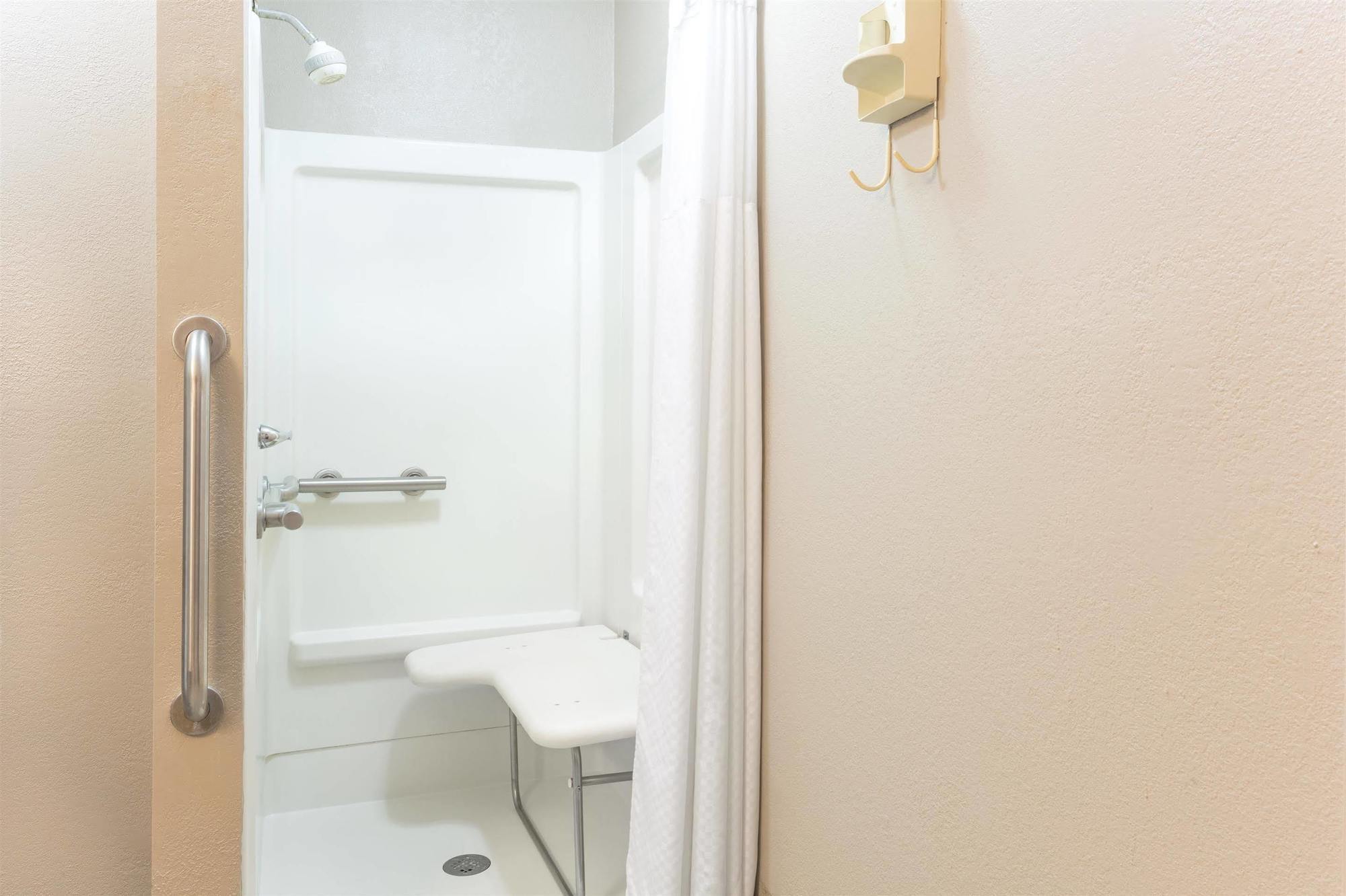 Days Inn By Wyndham Forest Ngoại thất bức ảnh