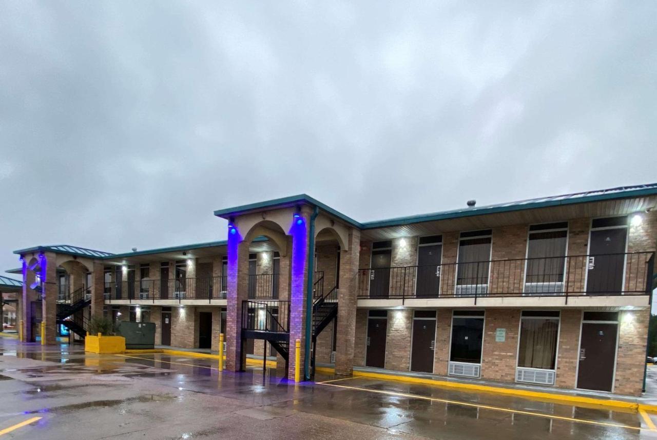 Days Inn By Wyndham Forest Ngoại thất bức ảnh